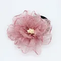 Detail van roze organza bloem haarelastiek met gelaagde stof en elastische band - Oudroze