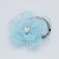 Detail van lichtblauwe zijden bloem haarelastiek met transparante blaadjes en kralen - Blauw