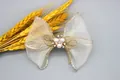 Elegante Haarklammer mit champagnerfarbener Organza-Schleife, Perlen und goldenem Rand - Beige
