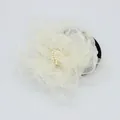 Macro detail van zijden camelia haarstrik met crème bloemblaadjes en parel midden - Beige