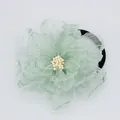 Lichtgroene organza bloem haarelastiekje met parel en zwart elastisch koord - Groen