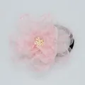 Detailweergave van de roze zijden bloem haarband met delicate organza bloemblaadjes en elastiek - Roze