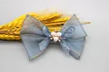 Fiocco in rete blu con bordo dorato, perle e strass su sfondo grigio - Blu