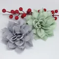 Elegantes flores de tela en capas gris y verde claro con acabado de hilo plateado - Gris Oscuro