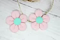 Accessori floreali fai-da-te in peluche per abbigliamento bimbi e fermacapelli rosa e menta - Rosa