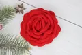Makroaufnahme roter Rosenblütenblätter aus Stoff mit weicher Textur und feiner Handwerkskunst - Broschennadel und Haarklammer / Rot