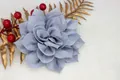Flor de tela azul de 12cm con hilo plateado brillante para decorar calzado - Azul Mar Claro