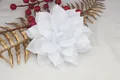 Accesorio para el pelo flor de tela blanca multicapa con malla de seda plateada - Blanco