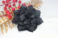 Broche de flor 3D artesanal de tela negra con brillo plateado y pétalos en capas - Negro