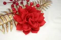 Elegante pinza para el pelo con flor roja 3D en tela acanalada con pétalos de varias capas - Rojo