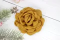 Handgefertigte senfgelbe Stoffrose als Haarclip-Accessoire mit mehrlagigen Blüten - Broschennadel und Haarklammer / Ingwergelb