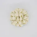 Detailansicht der cremeweißen Filzblumenblätter für DIY Bastelarbeiten und Zubehör - Beige