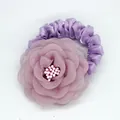 Chouchou floral élégant en mousseline violette avec pétales et bande élastique douce - Violet