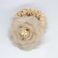 Chouchou élégant en tissu crème avec pétales d'organza superposés et étamines perlées - Khaki
