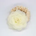 Détail du chouchou floral en organza crème avec perles et ruban en satin champagne - Beige