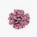 Detailansicht eines handgefertigten künstlichen Pompon-Chrysanthemen-Blütenkopfs - Altrosa