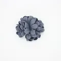 Nahaufnahme einer dunkelgrauen künstlichen Stoffblume für DIY-Zubehör - Marineblau
