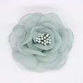 Exquisite minzgrüne Kamelienblüte Brosche aus Stoff mit 3D-Blütenblättern - Wasserblau