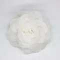 Detalle de elegante broche de camelia en organza blanca con pétalos de tela multicapa - Blanco