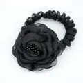 Chouchou élégant avec rose en tissu noir multicouche et perles sur fond blanc pur - Noir