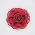 Detalle de broche de camelia de organza rojo oscuro con delicadas capas de tela - Burdeos