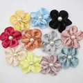 Détail de fleurs en satin fait main avec perles dans diverses couleurs élégantes - Base plate / Couleurs mélangées