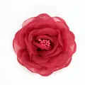 Makroaufnahme der dunkelroten 3D-Kamelien-Stoffblumenbrosche mit rosa Perlenstaubfäden - Burgunderrot