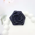 Vista detallada de una rosa de tela azul oscuro hecha a mano con hilos dorados en bandeja - Base plana / Azul Marino