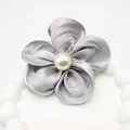 Détail d'une fleur en satin argenté avec perle centrale et texture de soie brillante - Base plate / Gris