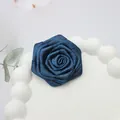 Dettaglio di rosa in nastro blu scuro fatta a mano con fili d'oro su vassoio bianco - Base piatta / Blu Pavone