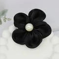 Elegante fermaglio per capelli a fiori in tessuto nero con perla color crema al centro - Con Fermaglio per Capelli / Nero