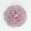 Exquisite lavendelfarbene Kamelien-Stoffbrosche mit Netzlagen und Perlen für Damen - Rosaviolett