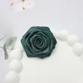 Dettaglio di un fiore di rosa in tessuto verde scuro fatto a mano con trama satinata - Base piatta / Verde Scuro