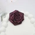 Dettaglio macro di una rosa in tessuto viola con filo metallico dorato per accessori vintage - Base piatta / Viola Uva