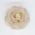 3D-Organza-Pfingstrose für Broschen und Kleidungszubehör in Beige mit Perlenmitte - Dunkelbeige