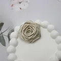 Vista de detalle de flor de cinta de rosa metálica hecha a mano para pelo y broches - Base plana / Beige