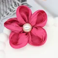 Détail d'une fleur en soie rose faite main avec perle centrale pour cheveux - Base plate / Rouge Rose