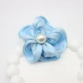 Dettaglio di un fermaglio per capelli a fiore in seta azzurra con perla bianca centrale - Con Fermaglio per Capelli / Blu