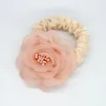 Chouchou fleur en mousseline rose coucher de soleil et ruban en satin crème élégant - Bourgeon de Neige