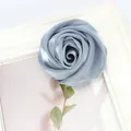 Detail einer staubblauen Satin-Rosenknospe für DIY-Hüte und Bekleidungszubehör - Dunkelmarine