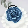 Dettaglio dell'elastico per capelli con camelia in denim vintage e petali blu - Medio / Denim Celeste