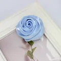 Elegante 5cm hellblaue Satin-Rosenknospe mit grünen Blättern für DIY-Hut-Accessoires - Blau