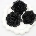 Dettaglio di tre fiori di camelia in organza nera con perline per decorazioni abiti - Base piatta / Blu