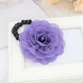 Dettaglio dell'elastico per capelli con rosa di chiffon viola e petali in tessuto - Viola scuro