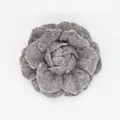 Fiore di camelia in denim grigio fatto a mano, accessorio vintage con petali in tessuto - Stile a Fondo Piatto / Grigio