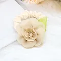 Eleganter Haargummi aus beigem Chiffon mit Blume und grünem Blatt für Pferdeschwänze - Khaki