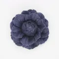 Dettaglio di fiore di camelia in denim viola scuro per accessori capelli multistrato - Stile a Fondo Piatto / Blu navy