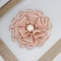 Dettaglio di una spilla a forma di peonia in seta pesca con perla centrale - Stile a Fondo Piatto / Rosa