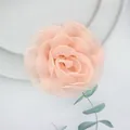 Fiore di camelia fatto a mano in filato di cristallo albicocca per capelli o decorazione - Base piatta / Gemma di Neve