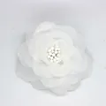 Elegante spilla a camelia in tessuto bianco con petali in organza e centro di perline - Base piatta / Bianco